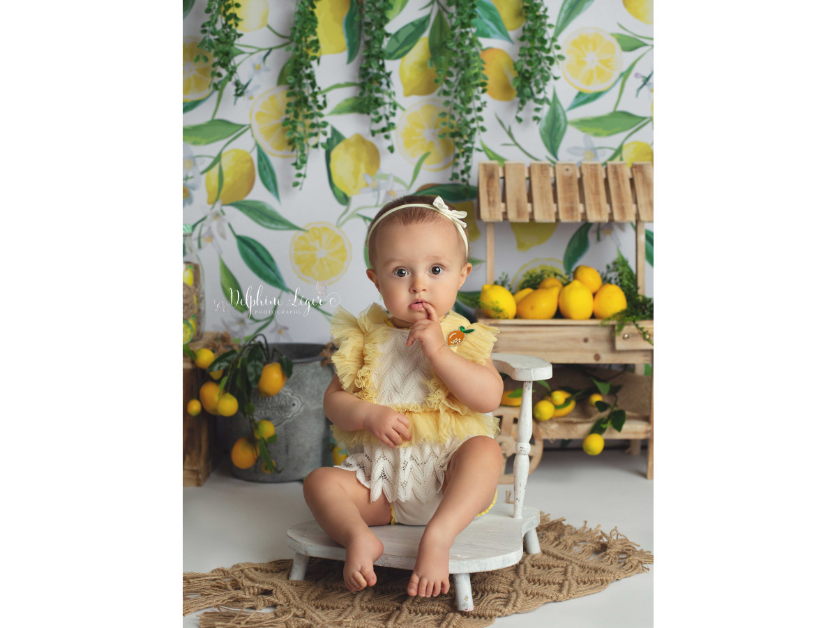 Baby & cake smash photo backdrop Limonade – lemonade stand with lemons and wooden crates | Colors&Drops
