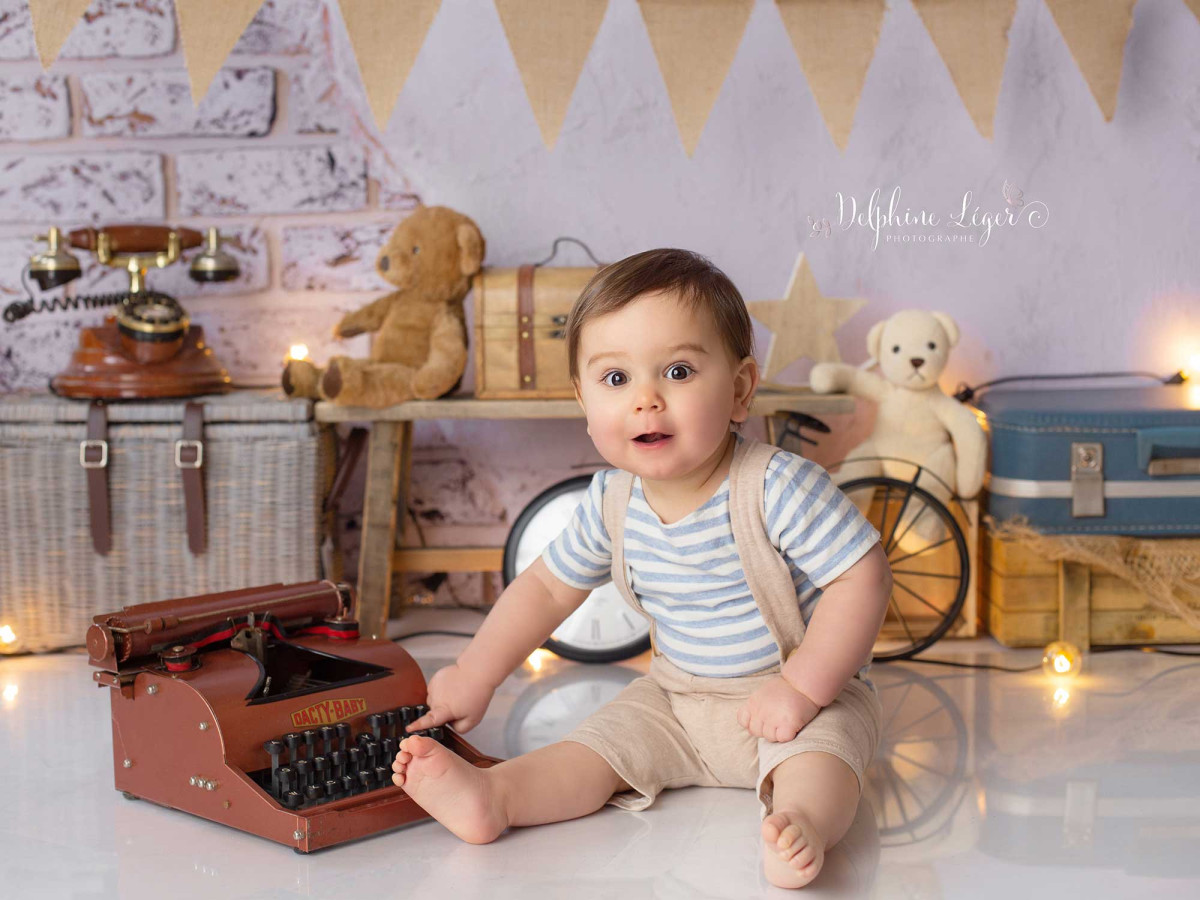 Fond photo bébé et smash cake Bicyclette – décor vintage avec bicyclette, valises et fanions | Colors&Drops