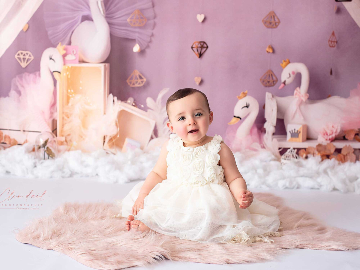 Baby & cake smash photo backdrop Swan – white swans set with pink drapes | Colors&Drops