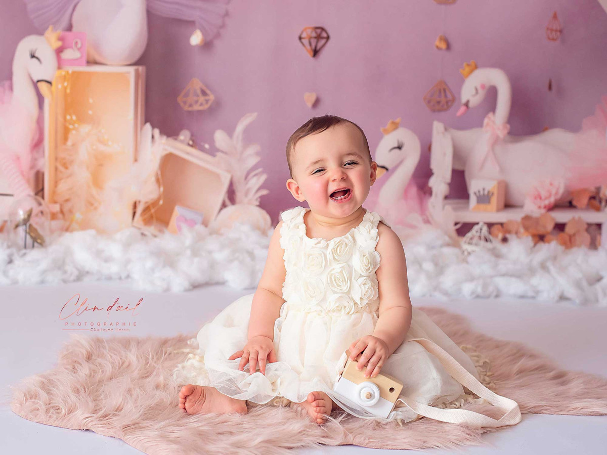 Fond photo bébé et smash cake Swan – décor cygnes blancs avec rideaux et voilages roses | Colors&Drops