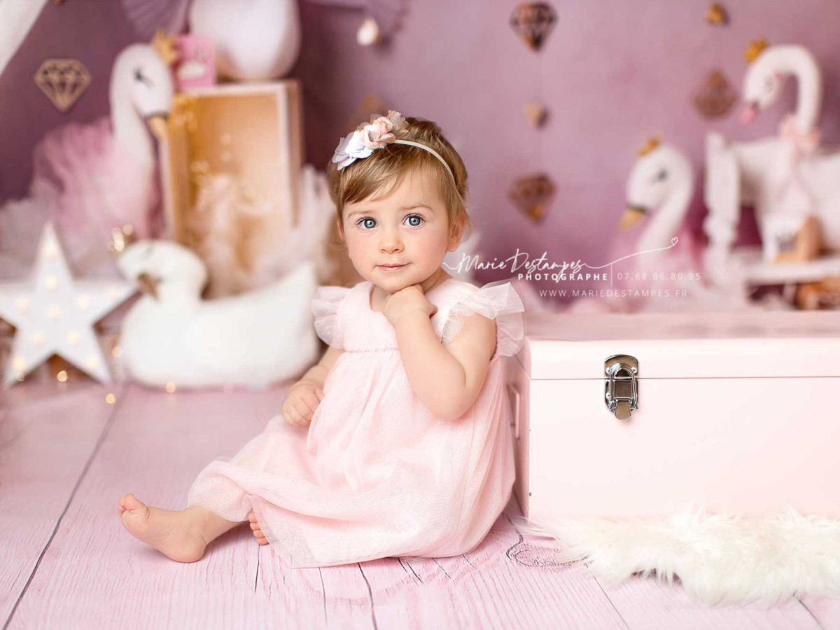 Fond photo bébé et smash cake Swan – décor cygnes blancs avec rideaux et voilages roses | Colors&Drops