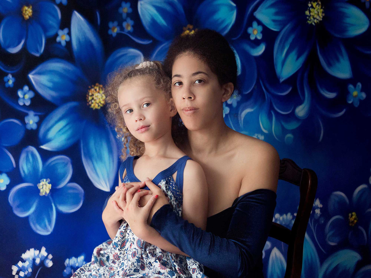 Fondo fotográfico de embarazo y retrato Clematis – flores de clemátide azules sobre fondo oscuro | Colors&Drops