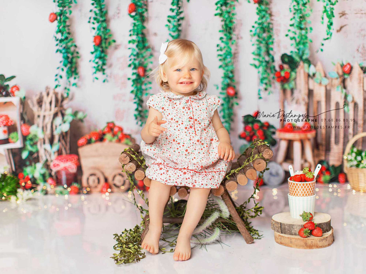 Fondo fotográfico de bebé y smash cake Fraises des Bois – decorado de fresas silvestres con hiedra y cajas | Colors&Drops