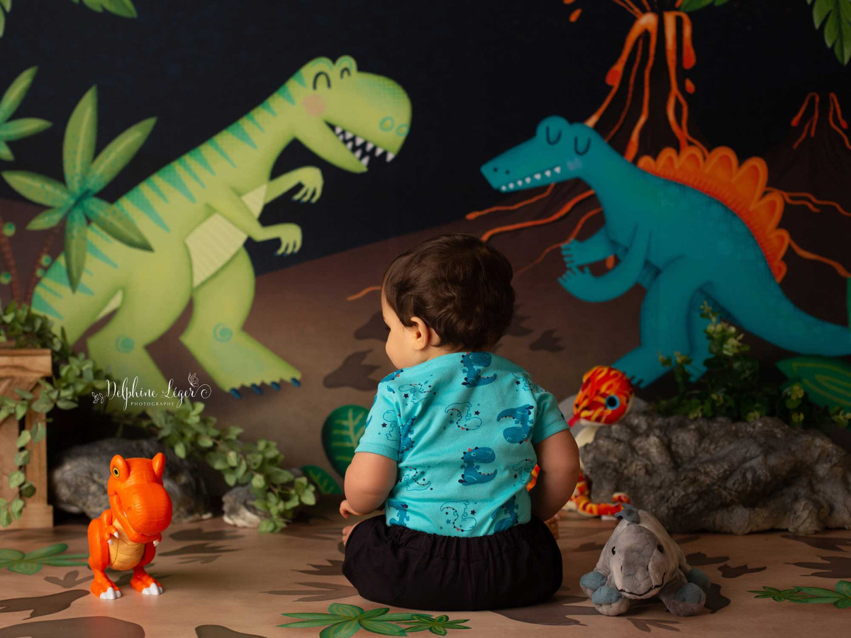 Photo floor Dino Pattes – dinosaur footprints and leaves on brown ground | Colors&Drops