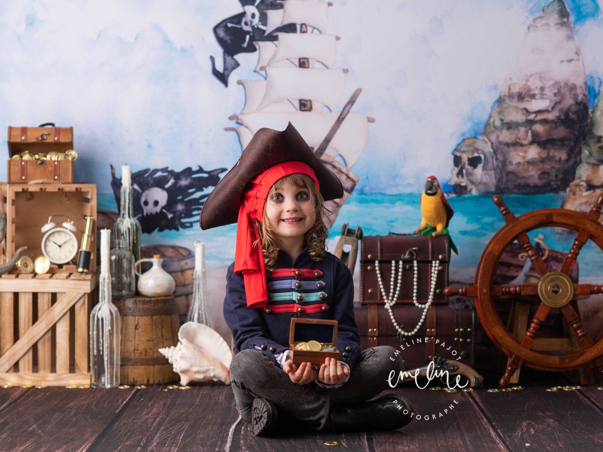 Fondo fotográfico de bebé y smash cake Babord – decorado pirata con barco, cofre del tesoro y loro | Colors&Drops