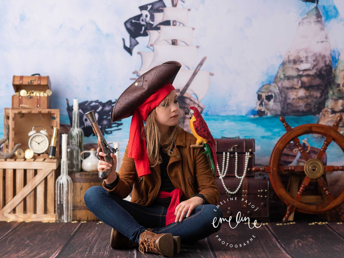 Fondo fotográfico de bebé y smash cake Babord – decorado pirata con barco, cofre del tesoro y loro | Colors&Drops