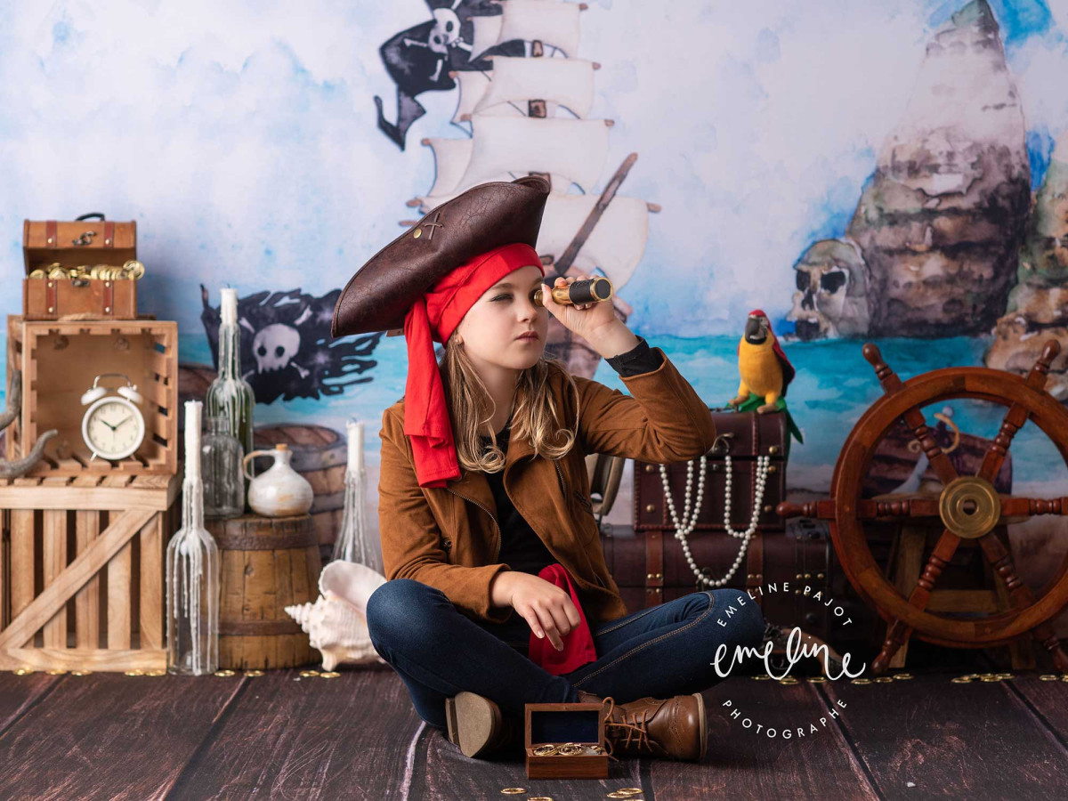 Fondo fotográfico de bebé y smash cake Babord – decorado pirata con barco, cofre del tesoro y loro | Colors&Drops