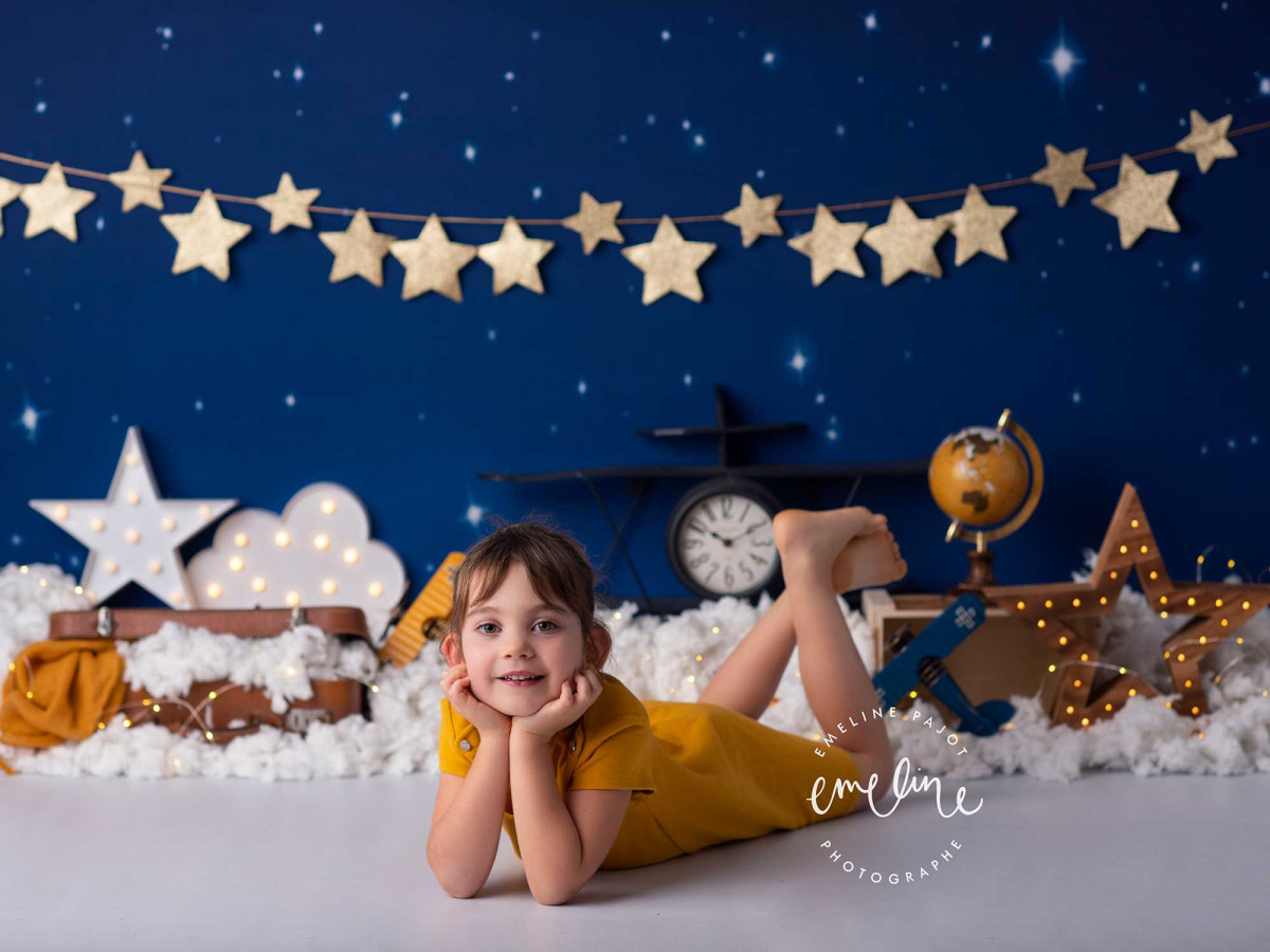 Fondo fotográfico de bebé y smash cake Charlie Tango – cielo estrellado con guirnalda de estrellas y avión | Colors&Drops