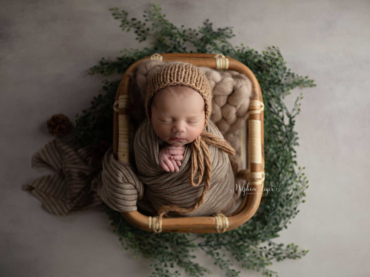Beige textured photo backdrop & floor Hermeline – vignetted taupe beige painted texture | Colors&Drops