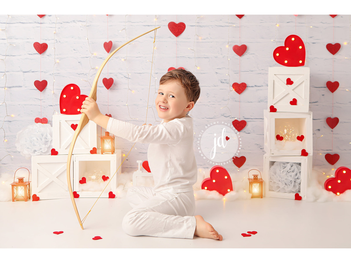 Valentine's Day photo backdrop Cupidon – hanging red hearts and white cubes | Colors&Drops
