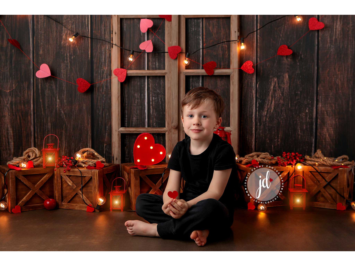 Fondo fotográfico de San Valentín Be Mine – ventana de madera y cajas con corazones rojos | Colors&Drops