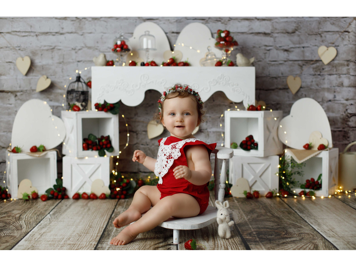 Baby & cake smash photo backdrop Tagada – strawberry set with white hearts and cubes by brick wall | Colors&Drops