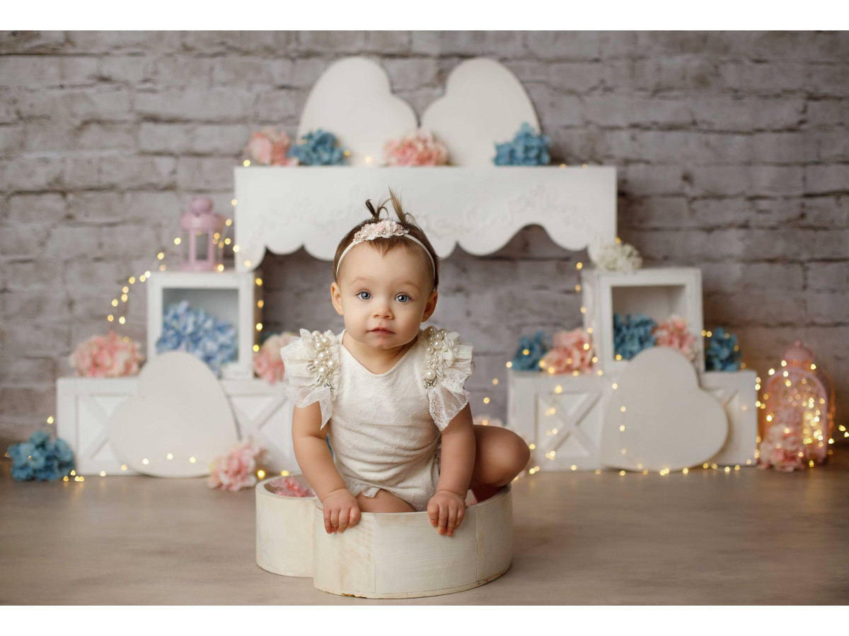 Baby & cake smash photo backdrop Hortance – white heart shelves with flowers by brick wall | Colors&Drops