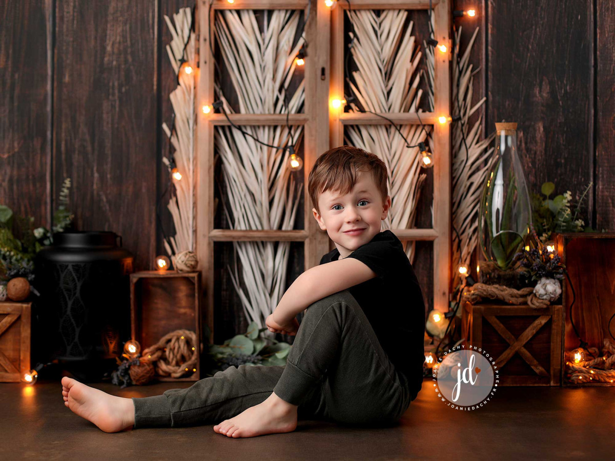 Fond photo bébé et smash cake Veggie – fenêtre en bois avec feuilles séchées et caisses | Colors&Drops