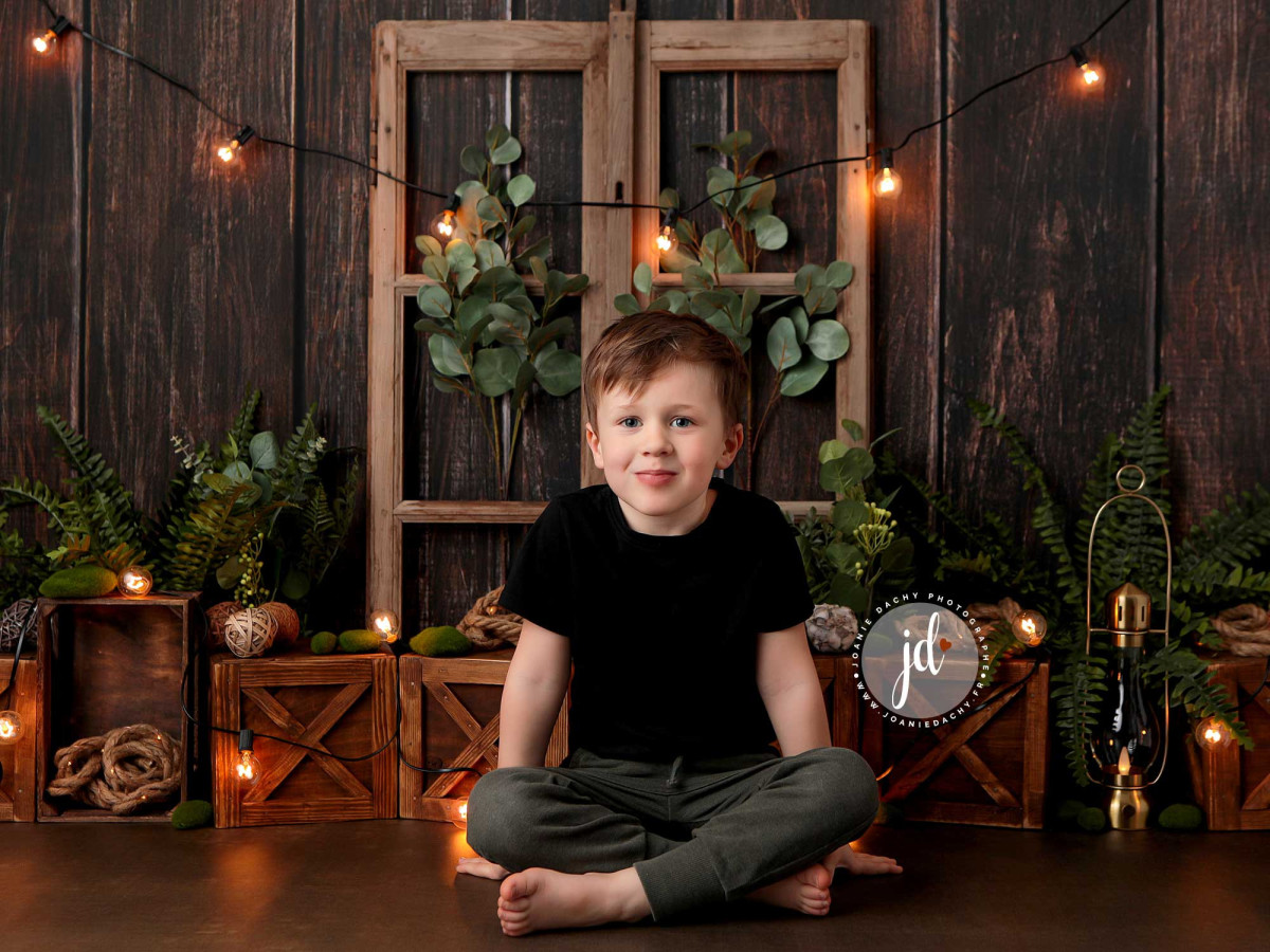 Baby & cake smash photo backdrop Vegetal Garden – wooden window with green plants and crates | Colors&Drops