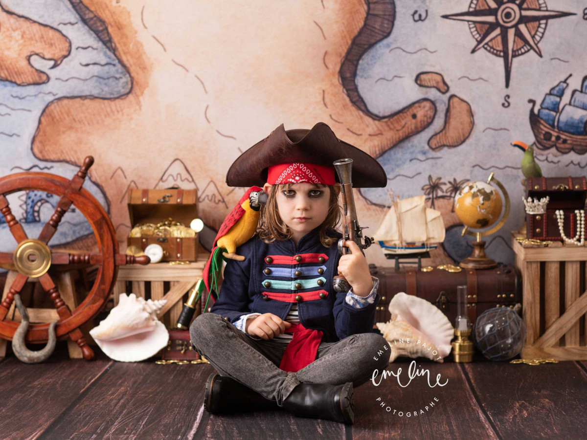 Fond photo bébé et smash cake Pirate – carte au trésor pirate avec gouvernail et coffre | Colors&Drops