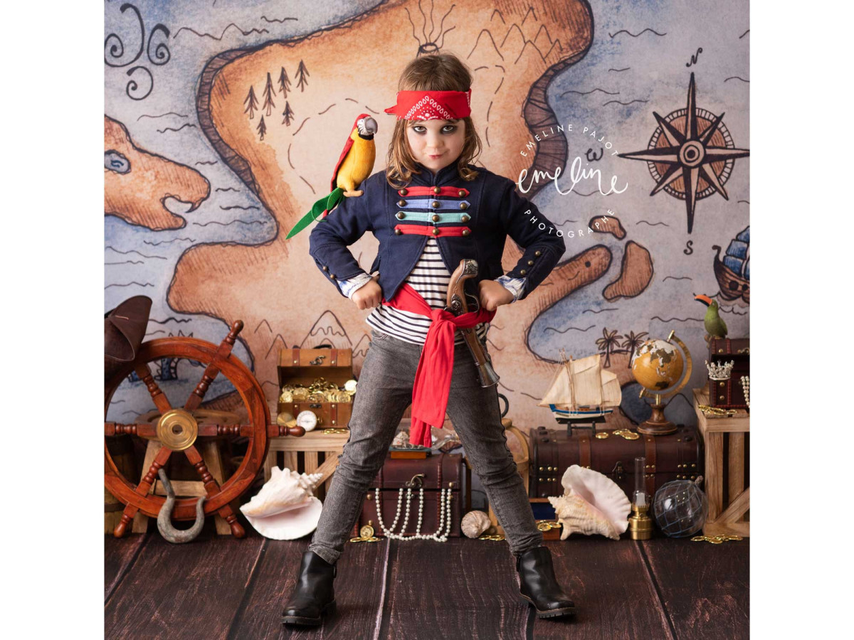 Fond photo bébé et smash cake Pirate – carte au trésor pirate avec gouvernail et coffre | Colors&Drops