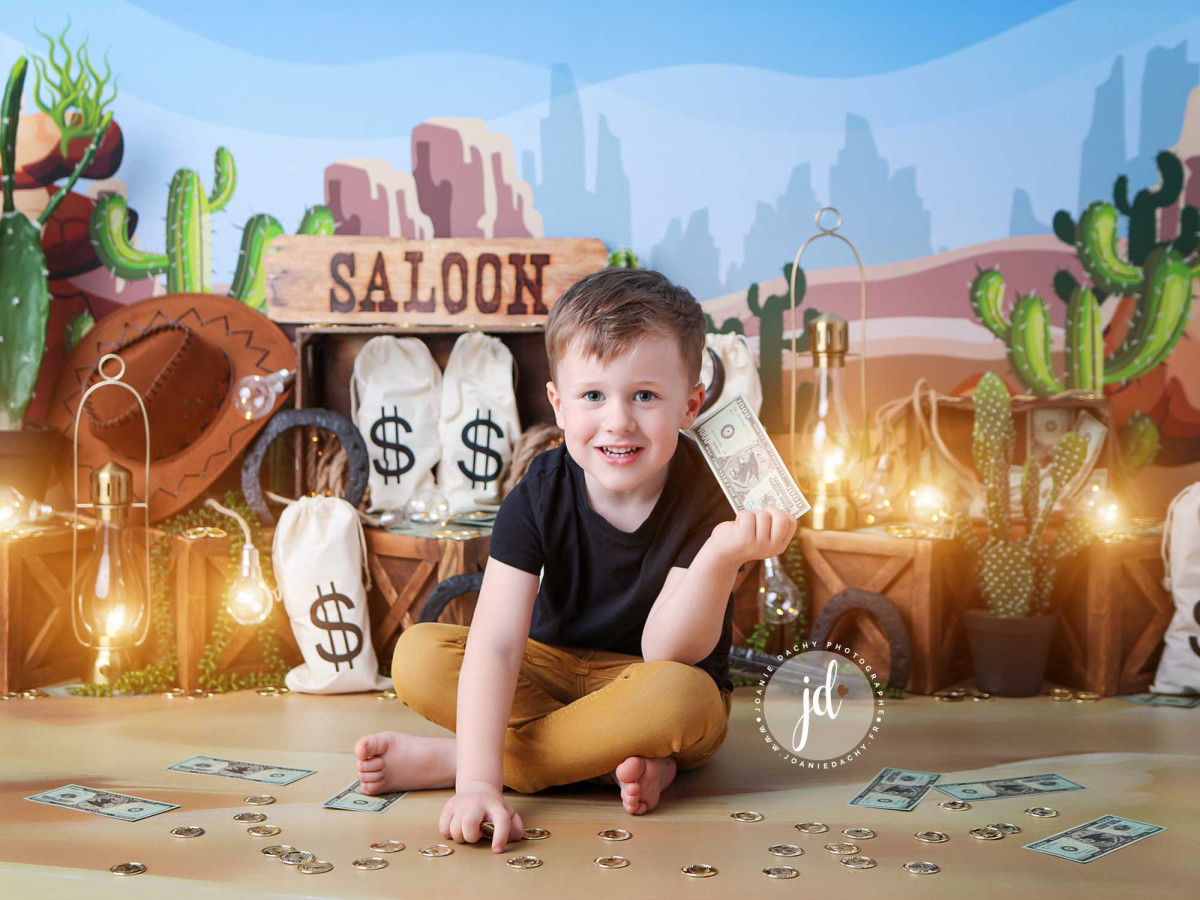 Fond photo bébé et smash cake Saloon – décor saloon western avec cactus et sacs d'argent | Colors&Drops
