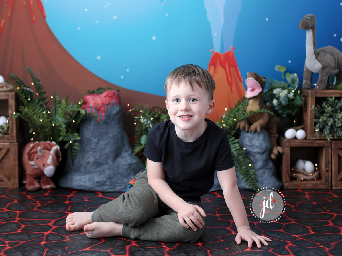 Fond photo bébé et smash cake Raptor – décor dinosaures avec volcans et plantes | Colors&Drops