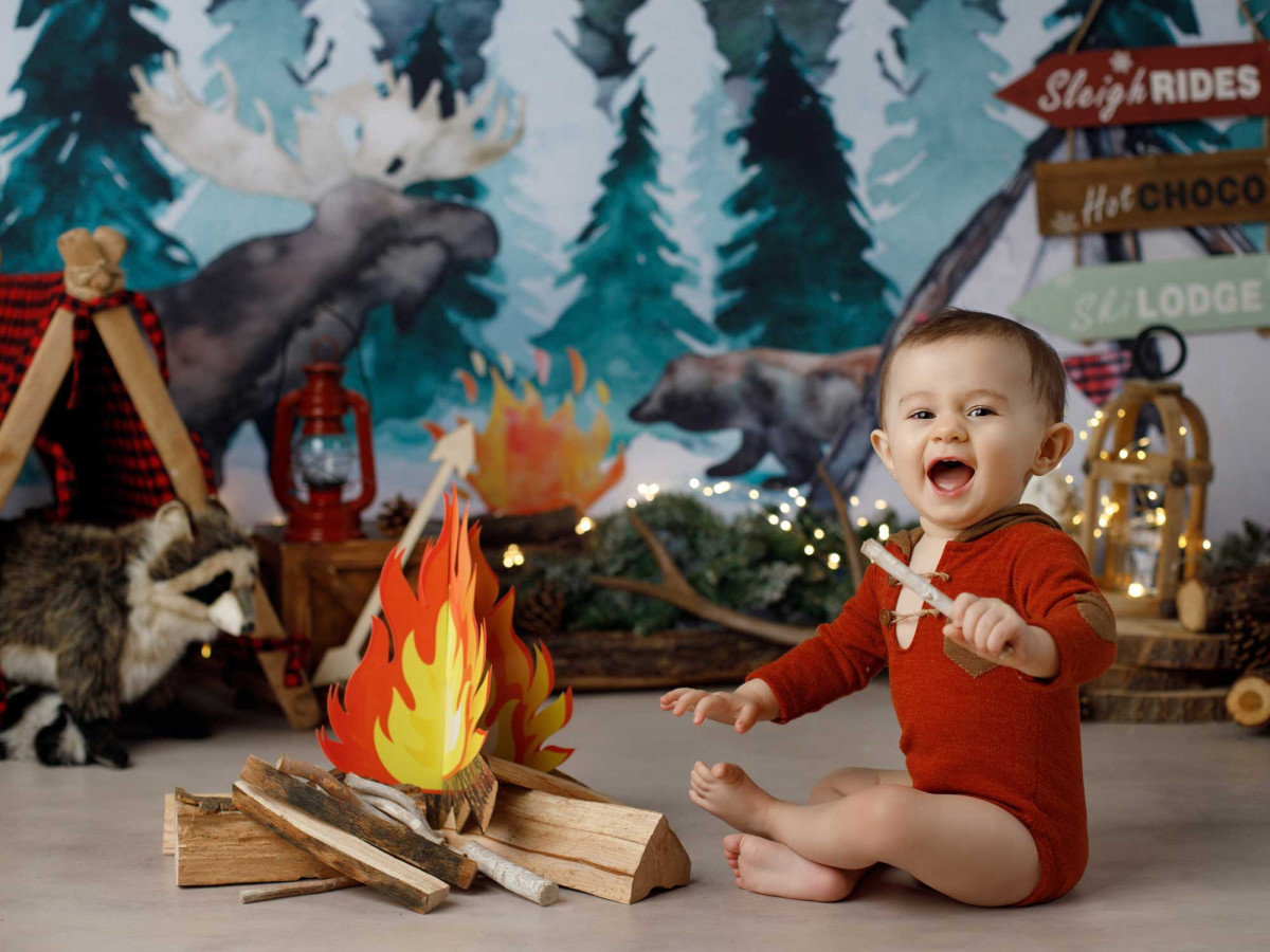 Fond photo bébé et smash cake Lodge – décor camping forestier avec élan, tente et feu de camp | Colors&Drops