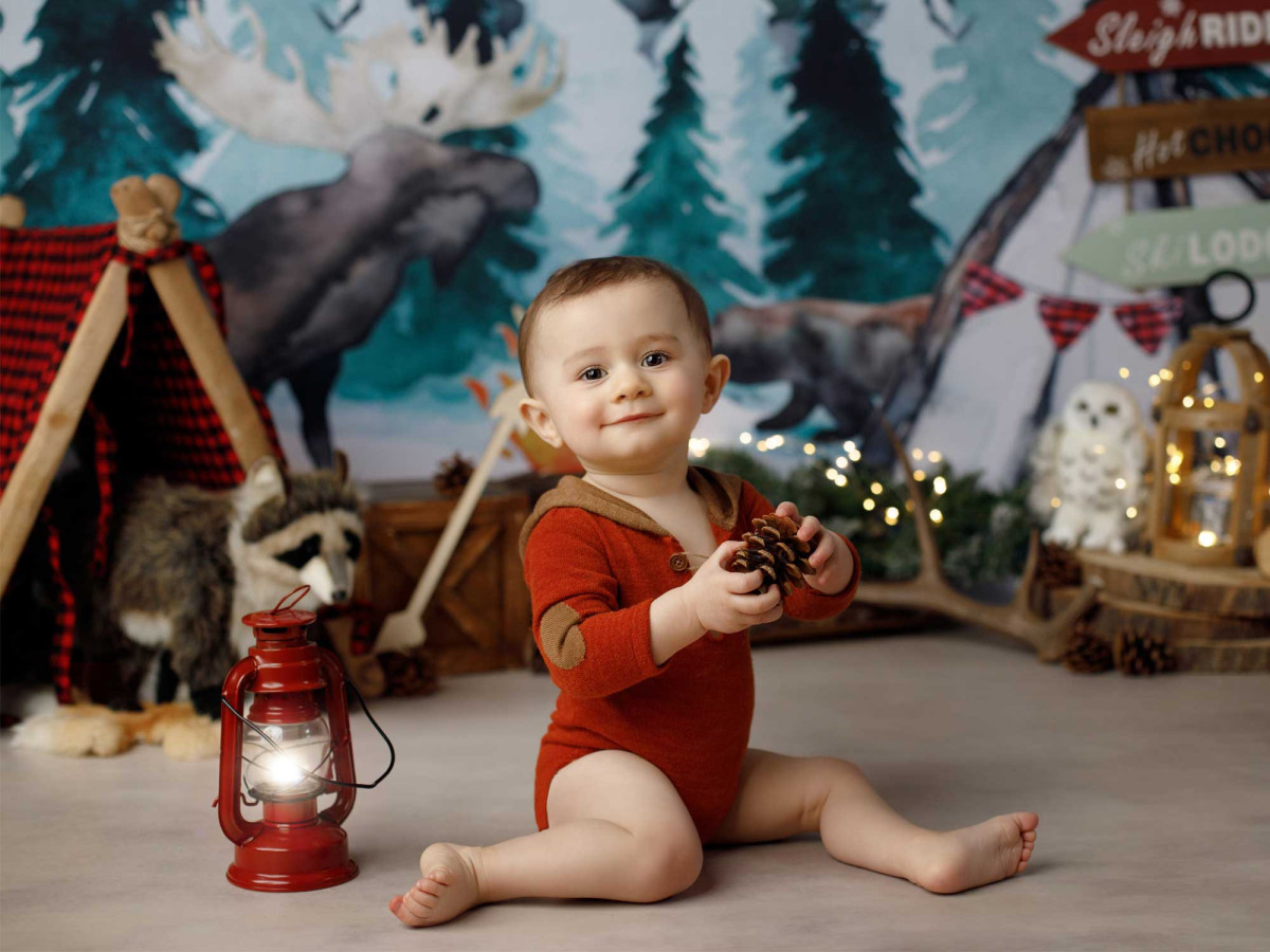 Fond photo bébé et smash cake Lodge – décor camping forestier avec élan, tente et feu de camp | Colors&Drops