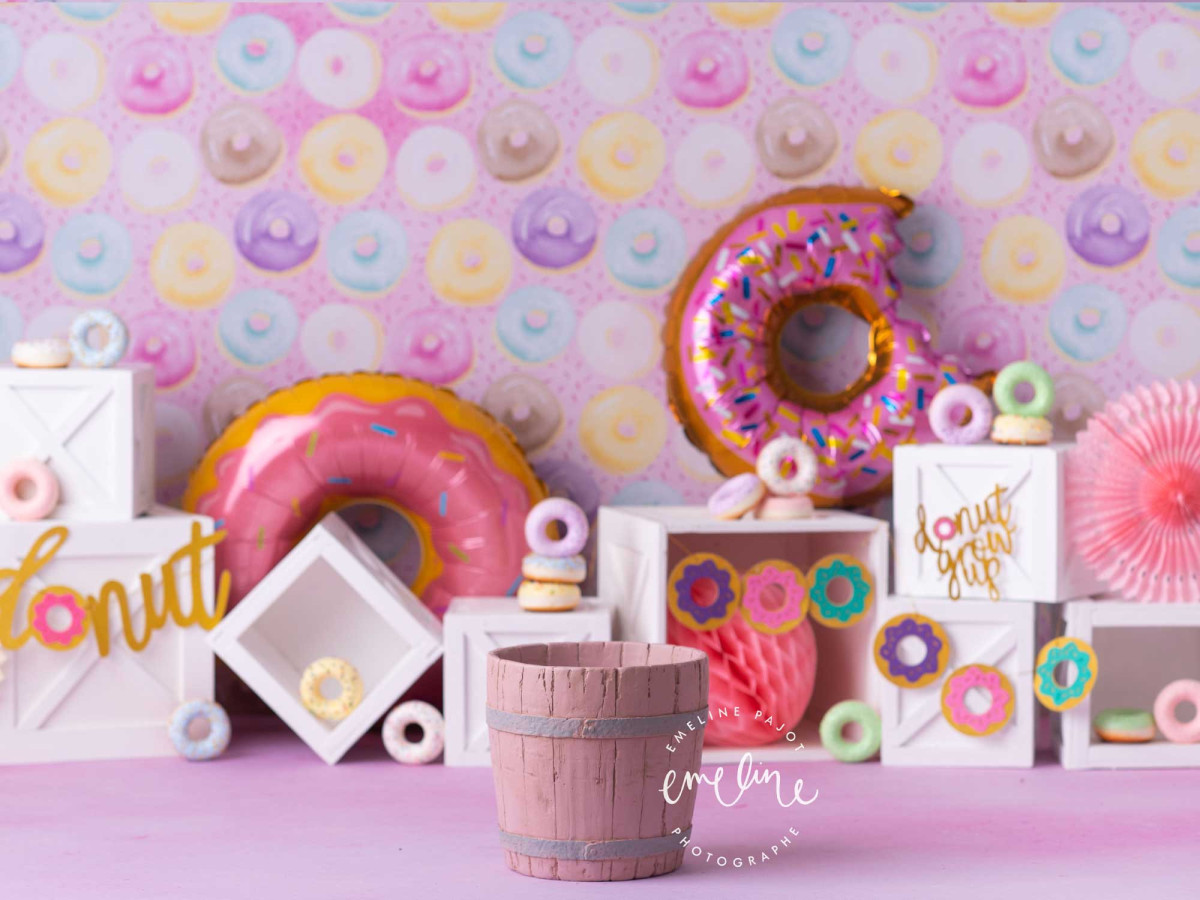 Baby & cake smash photo backdrop Donut Grow Up – donut set with donut wall and white cubes | Colors&Drops