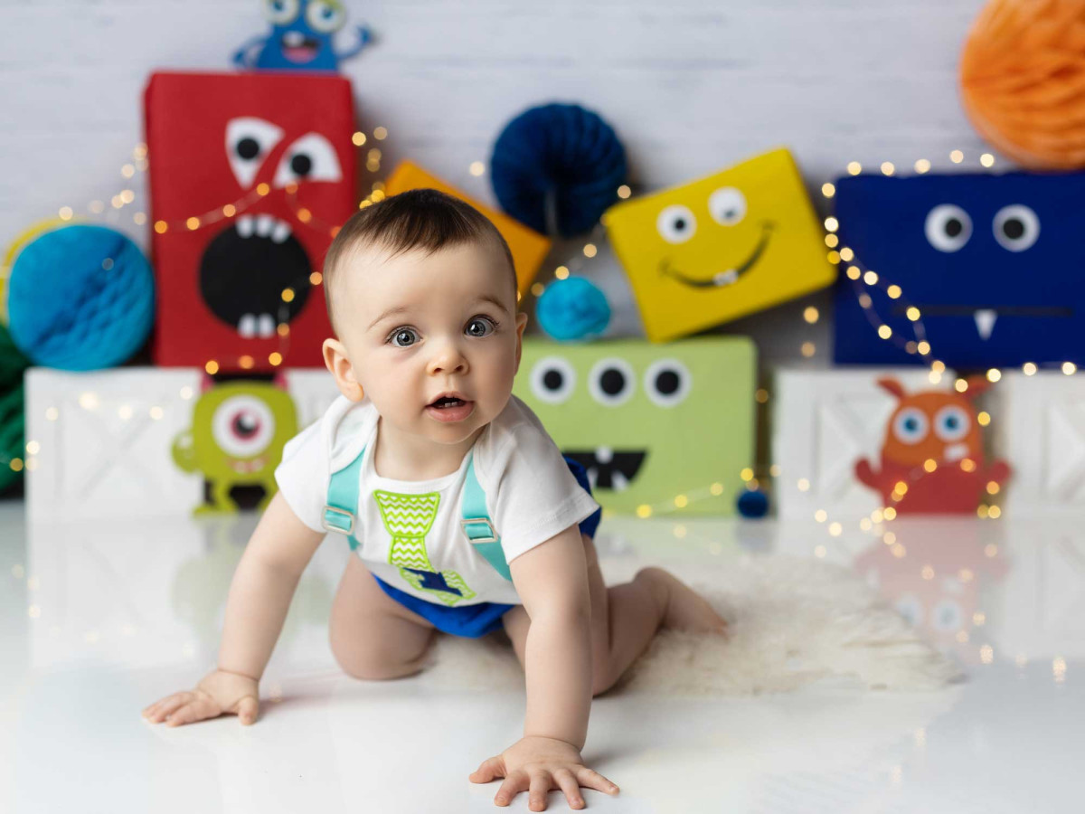 Fond photo bébé et smash cake Monsters – décor monstres colorés avec ballons | Colors&Drops