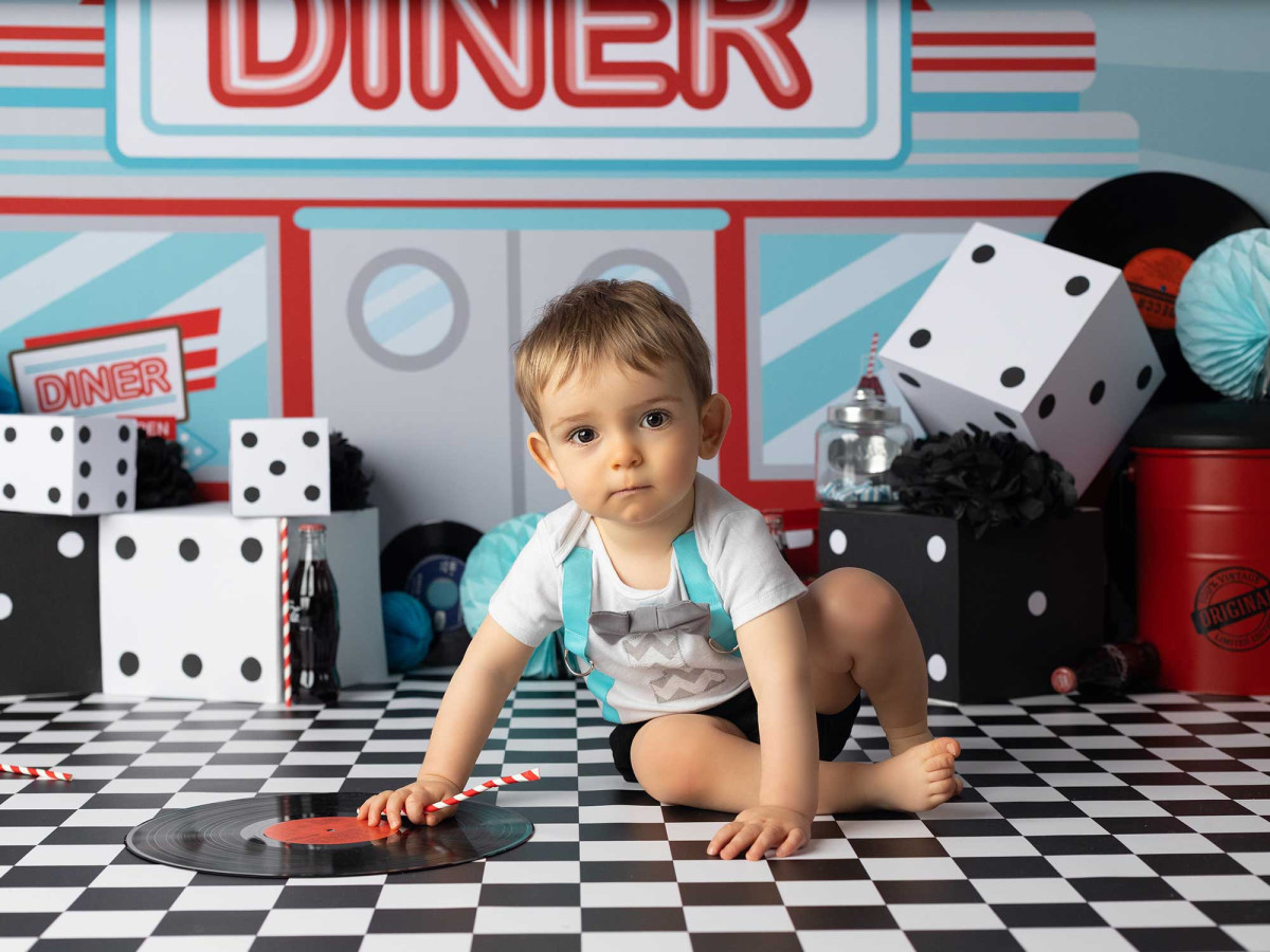 Baby & cake smash photo backdrop Dinner – retro American diner with dice and checkerboard | Colors&Drops