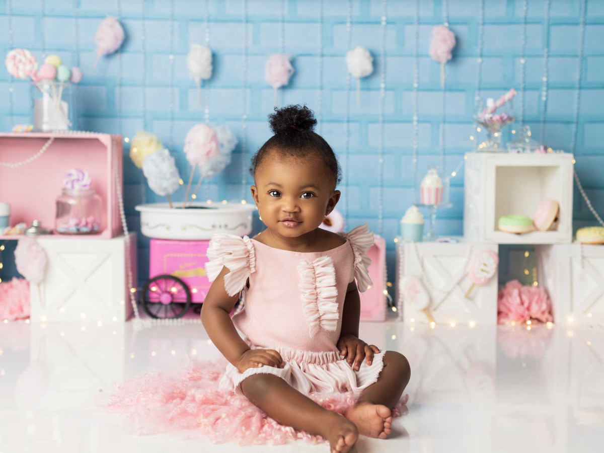 Baby & cake smash photo backdrop Candy Bar – candy bar with pink crates by blue brick wall | Colors&Drops