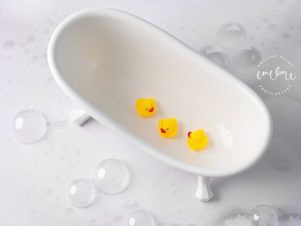 Fond photo bébé et smash cake Coin Coin – bulles de bain et canards jaunes sur fond bleu | Colors&Drops