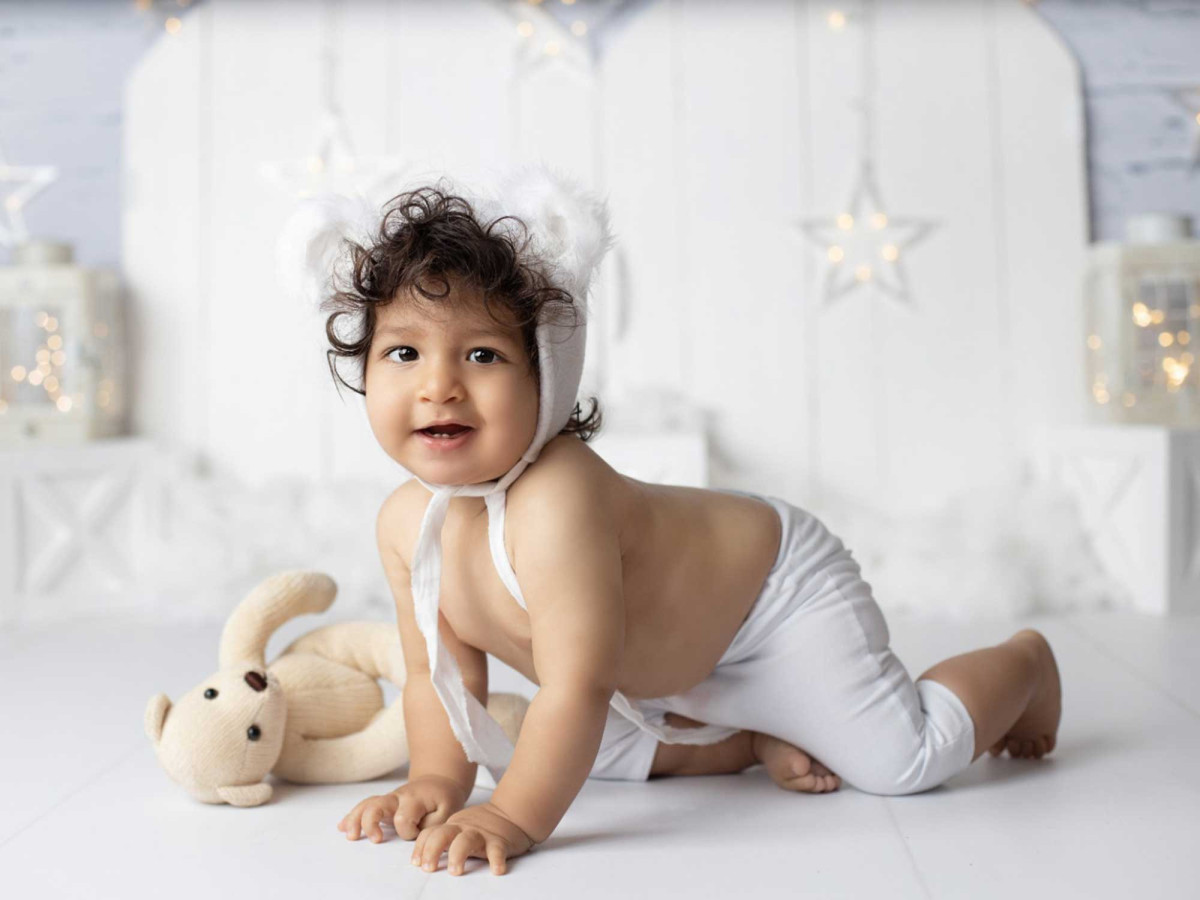 Fond photo bébé et smash cake Angel – portes en bois blanc avec étoiles et lanternes | Colors&Drops