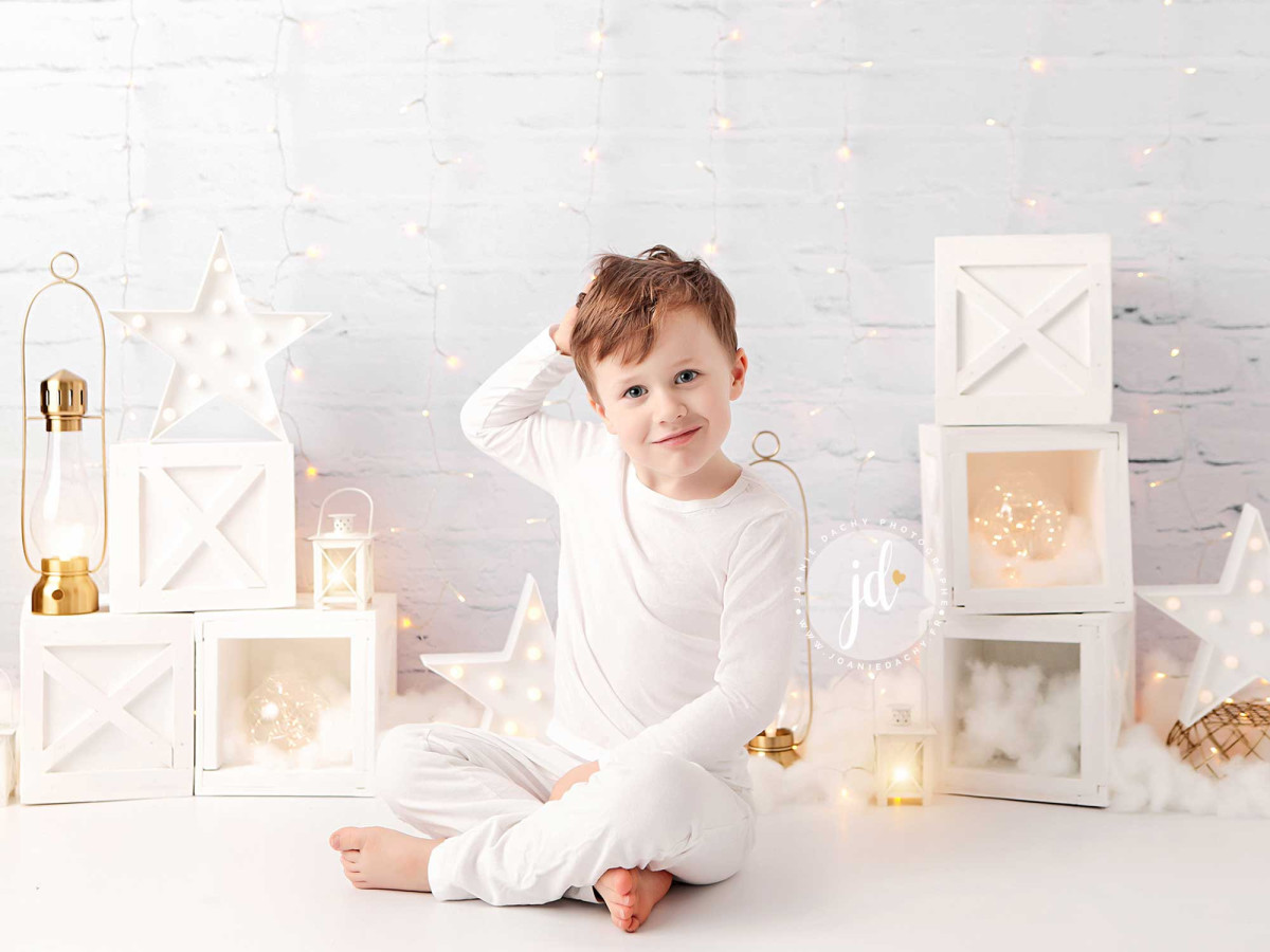 Baby & cake smash photo backdrop Big One – white cubes, lanterns and stars by brick wall | Colors&Drops