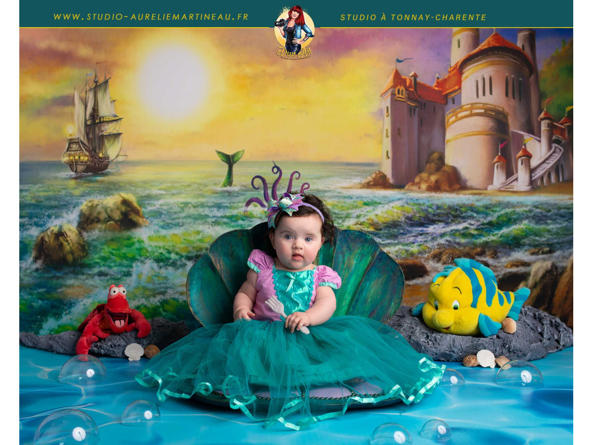 Fondo fotográfico de bebé y smash cake Triton – castillo de sirena frente al mar al atardecer | Colors&Drops