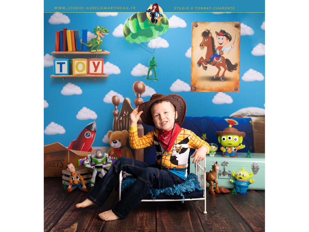 Fond photo bébé et smash cake Big Toy – chambre d'enfant avec jouets, fusée et nuages | Colors&Drops