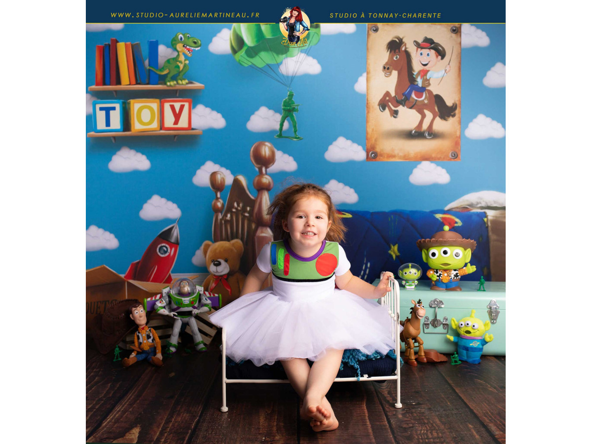 Fond photo bébé et smash cake Big Toy – chambre d'enfant avec jouets, fusée et nuages | Colors&Drops