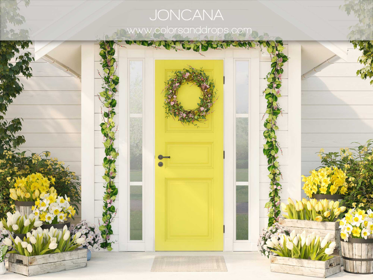 Spring photo backdrop Joncana – yellow door with wreath and tulips | Colors&Drops