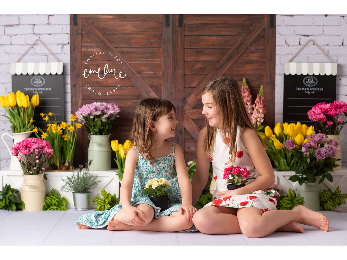 Fond photo bébé et smash cake Flower Shop – boutique de fleurs avec porte coulissante en bois | Colors&Drops