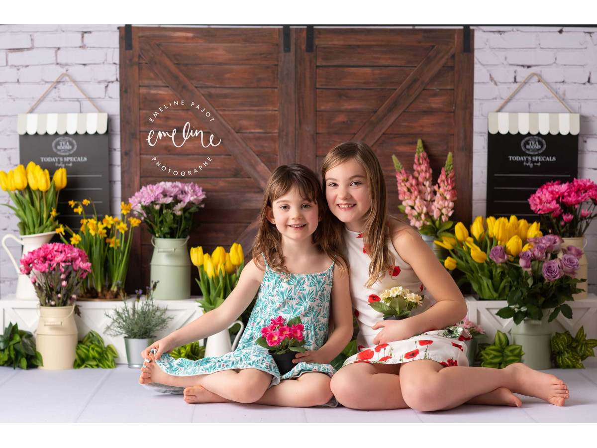 Fondo fotográfico de bebé y smash cake Flower Shop – floristería con puerta corredera de madera | Colors&Drops