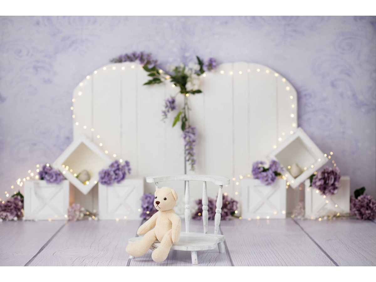 Fond photo bébé et smash cake Wisteria – portes blanches avec glycine et cubes sur fond lilas | Colors&Drops