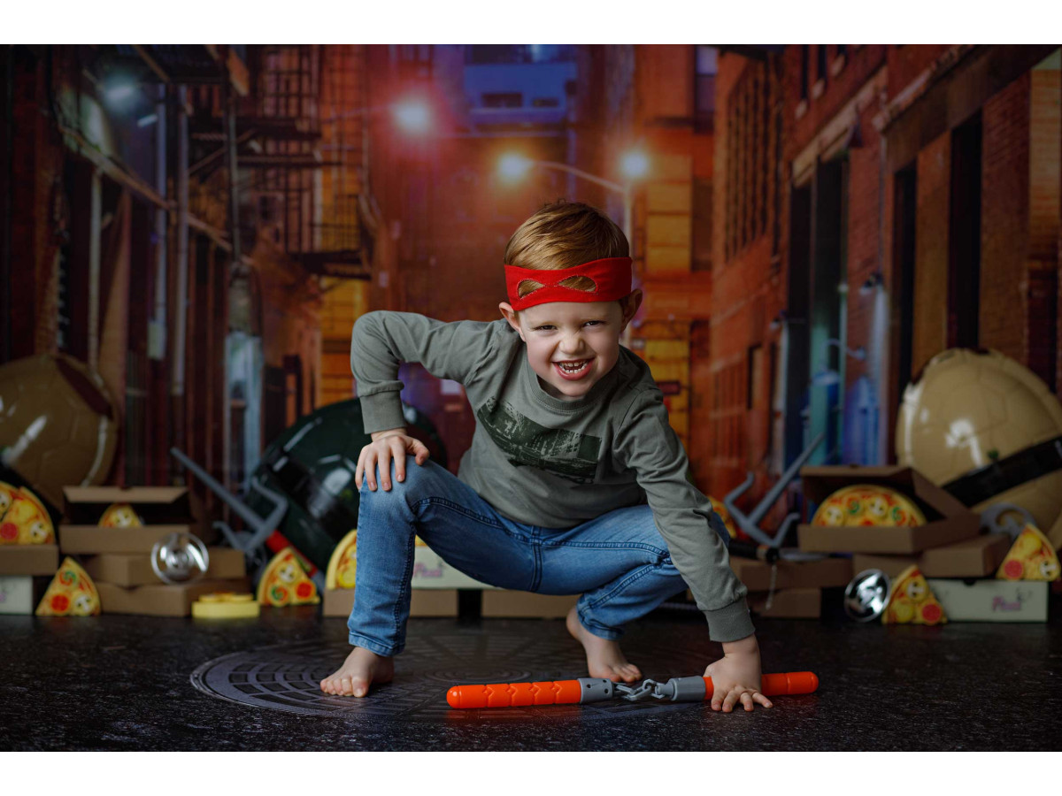 Fond photo bébé et smash cake Ninja – ruelle urbaine de nuit avec pizzas et carapaces de tortues ninja | Colors&Drops