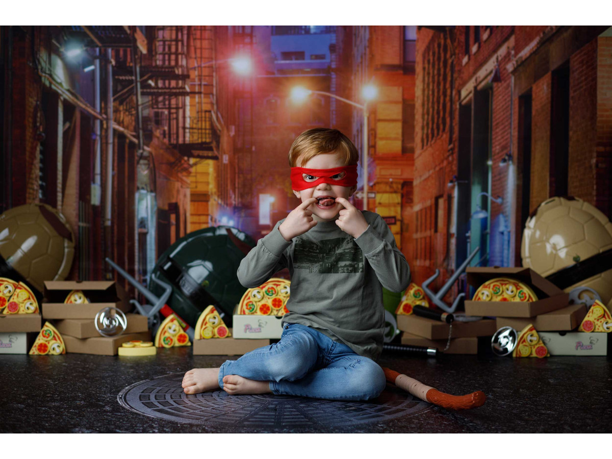 Fond photo bébé et smash cake Ninja – ruelle urbaine de nuit avec pizzas et carapaces de tortues ninja | Colors&Drops