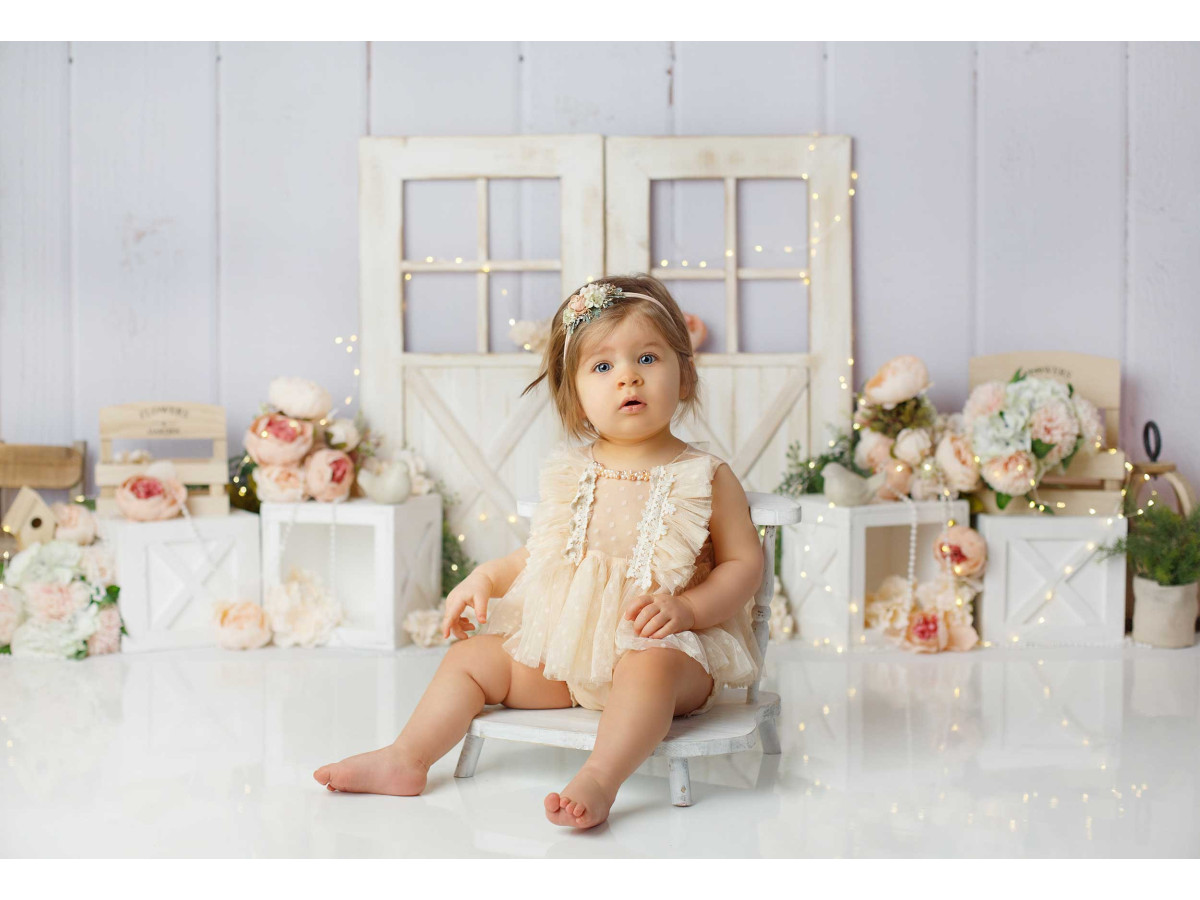 Baby & cake smash photo backdrop Sweet – white wooden doors with flowers and cubes | Colors&Drops