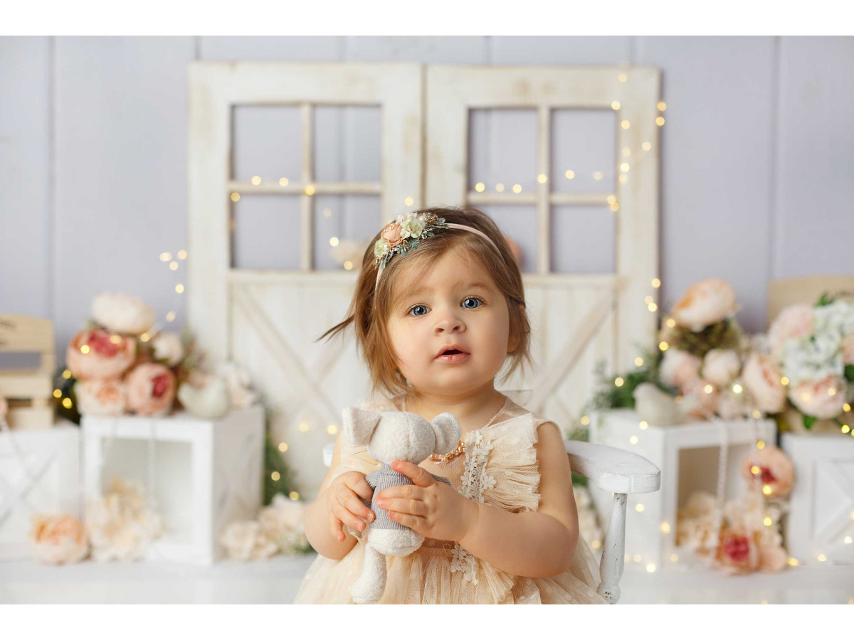 Baby & cake smash photo backdrop Sweet – white wooden doors with flowers and cubes | Colors&Drops