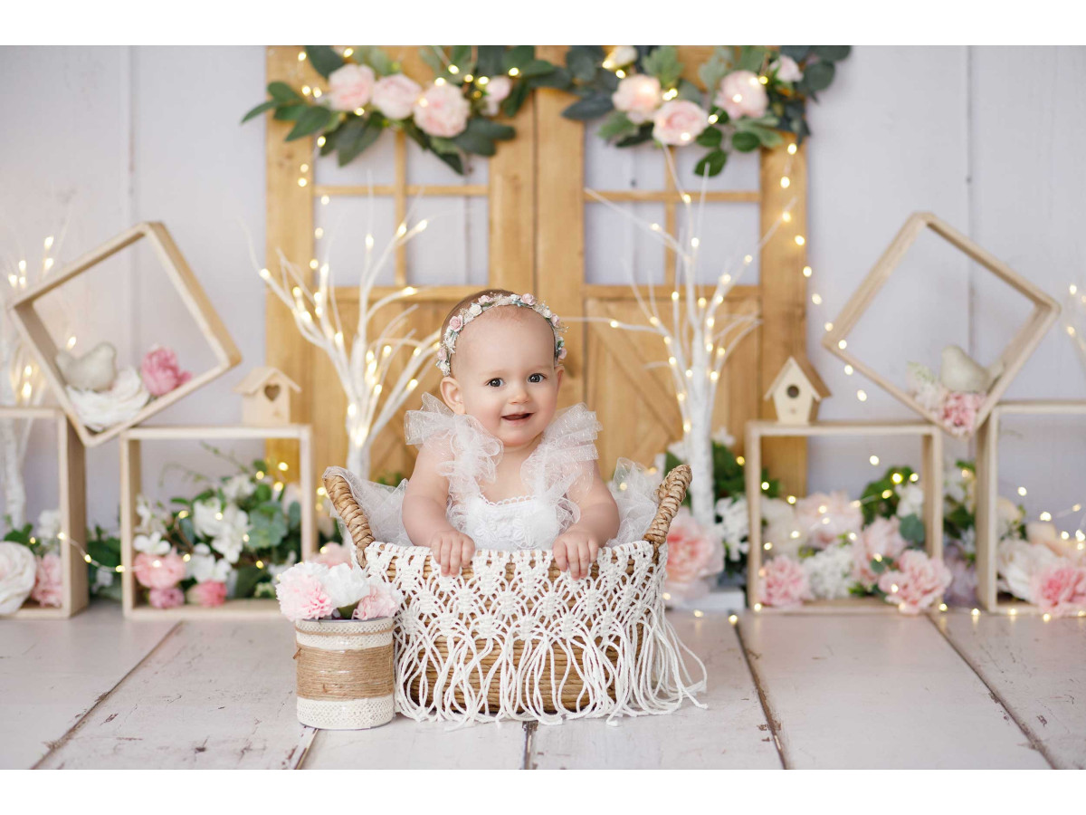 Baby & cake smash photo backdrop Anna – wooden doors with floral wreaths and cubes | Colors&Drops