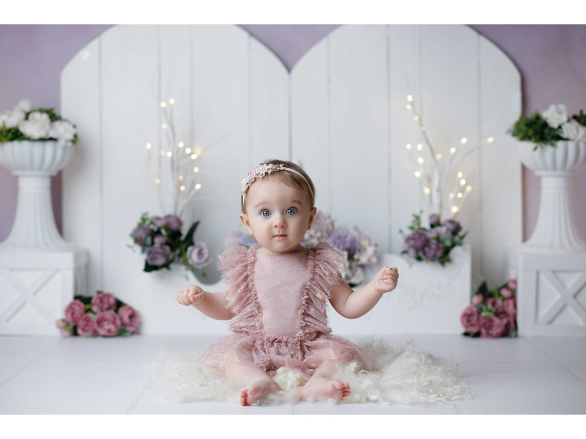 Fondo fotográfico de bebé y smash cake Betty – puertas blancas redondeadas con flores malva sobre lila | Colors&Drops