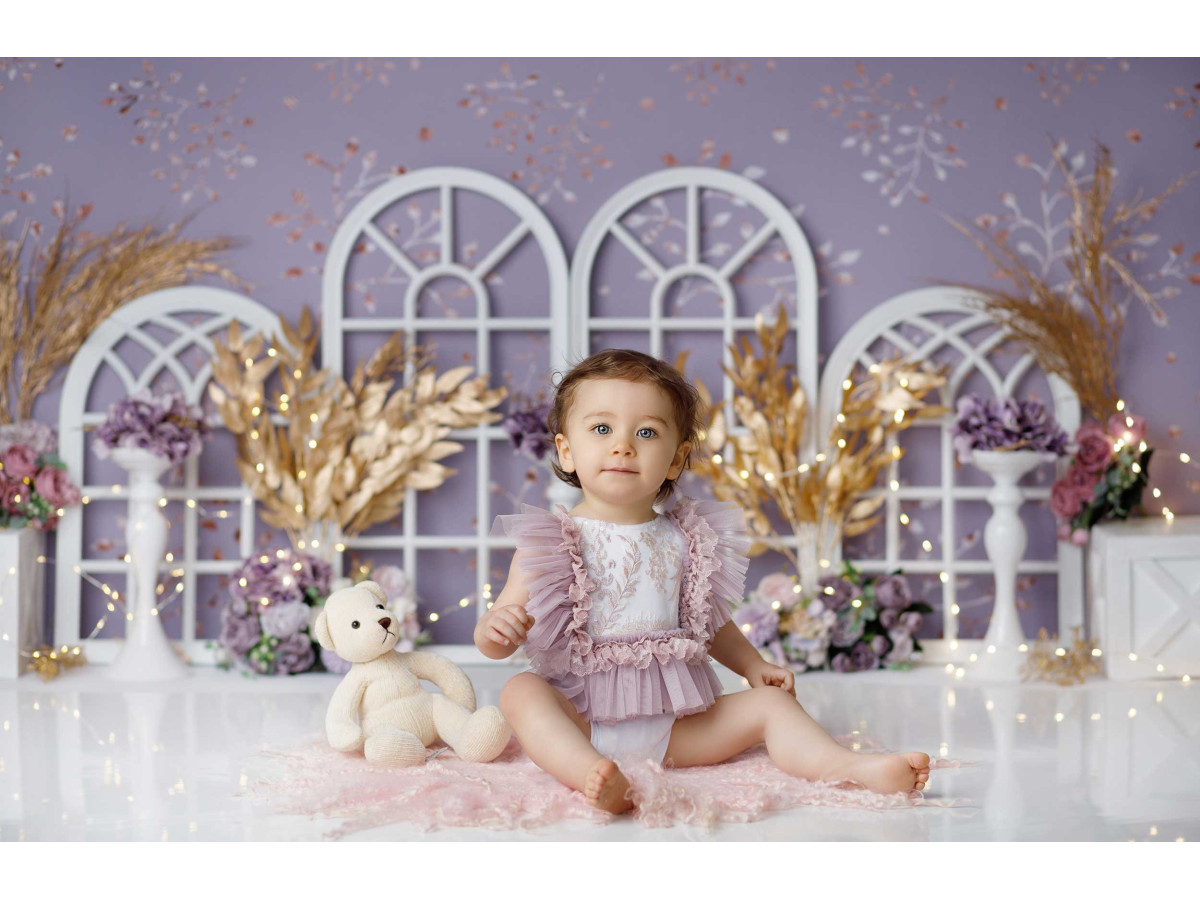 Fondo fotográfico de bebé y smash cake Eliya – ventanas en arco blancas con hierbas doradas | Colors&Drops