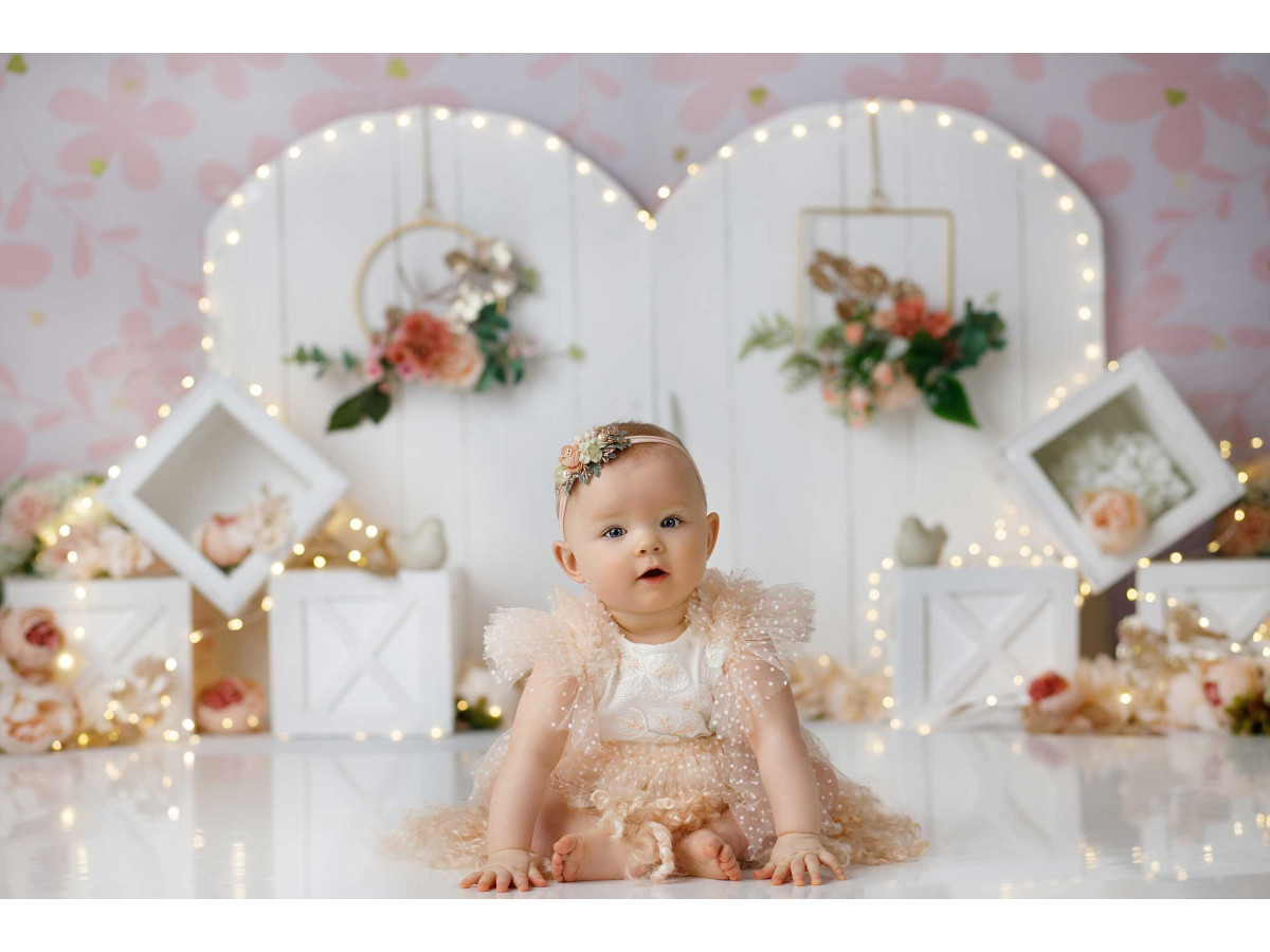 Fond photo bébé et smash cake Anastasia – portes blanches avec fleurs sur fond rose fleuri | Colors&Drops
