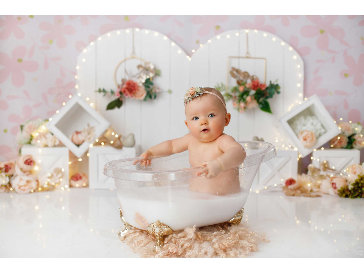 Fond photo bébé et smash cake Anastasia – portes blanches avec fleurs sur fond rose fleuri | Colors&Drops