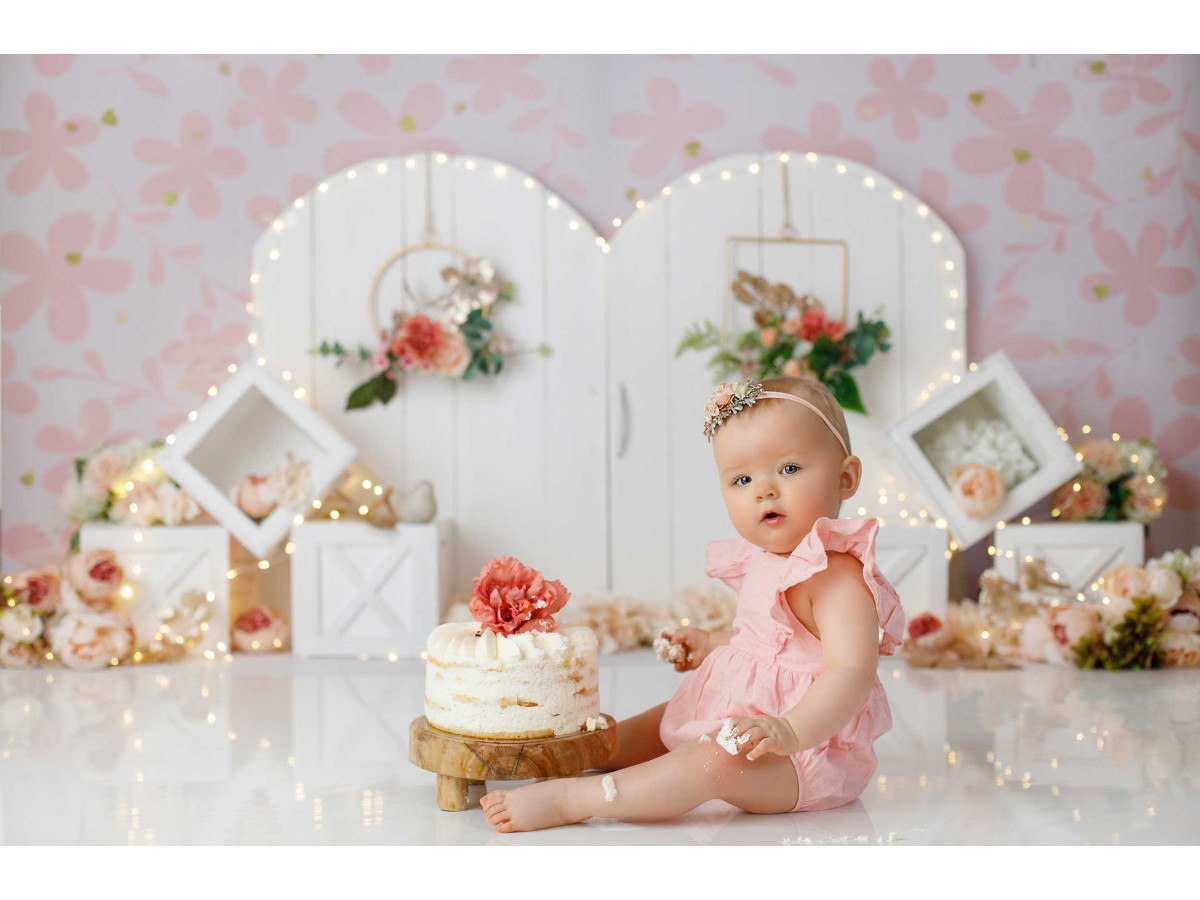 Fond photo bébé et smash cake Anastasia – portes blanches avec fleurs sur fond rose fleuri | Colors&Drops