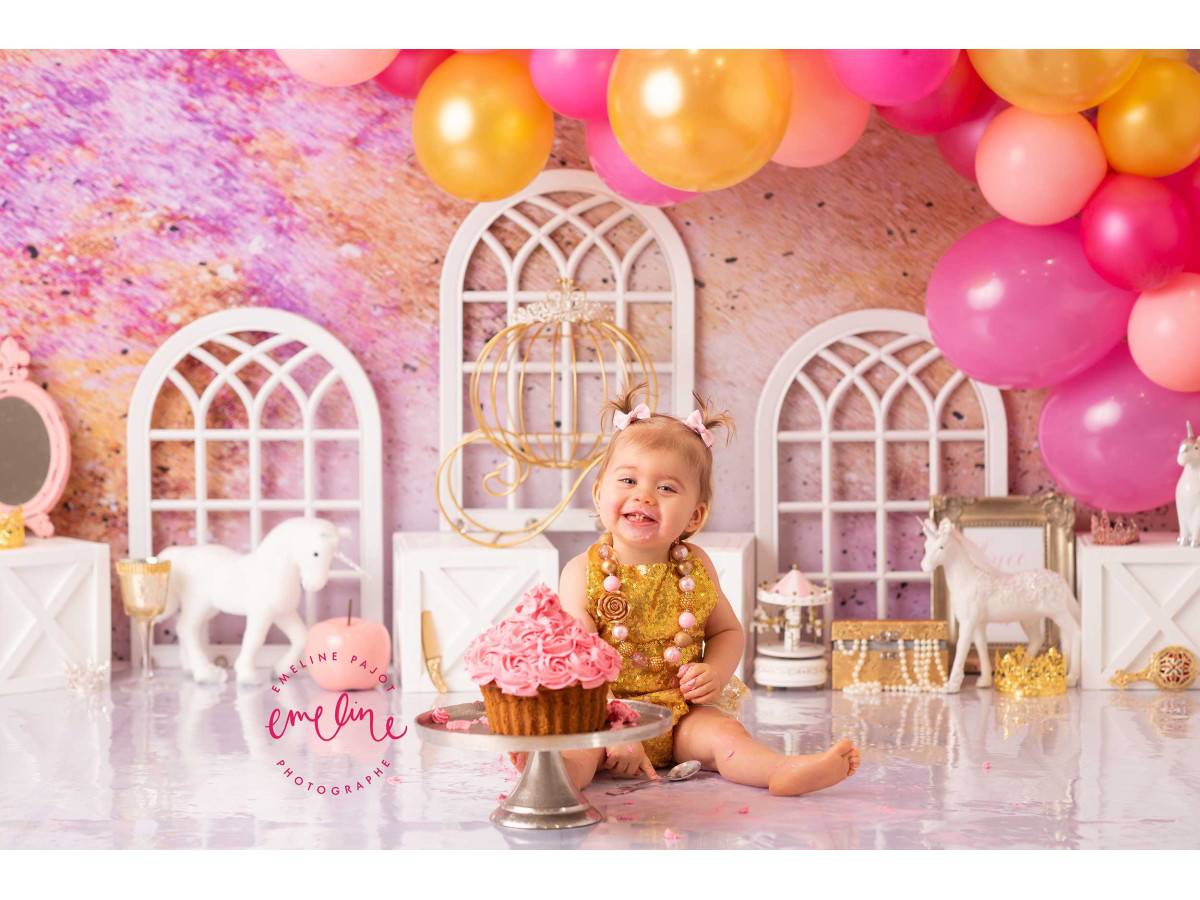 Baby & cake smash photo backdrop Princess – pink and gold balloon arch with white windows | Colors&Drops